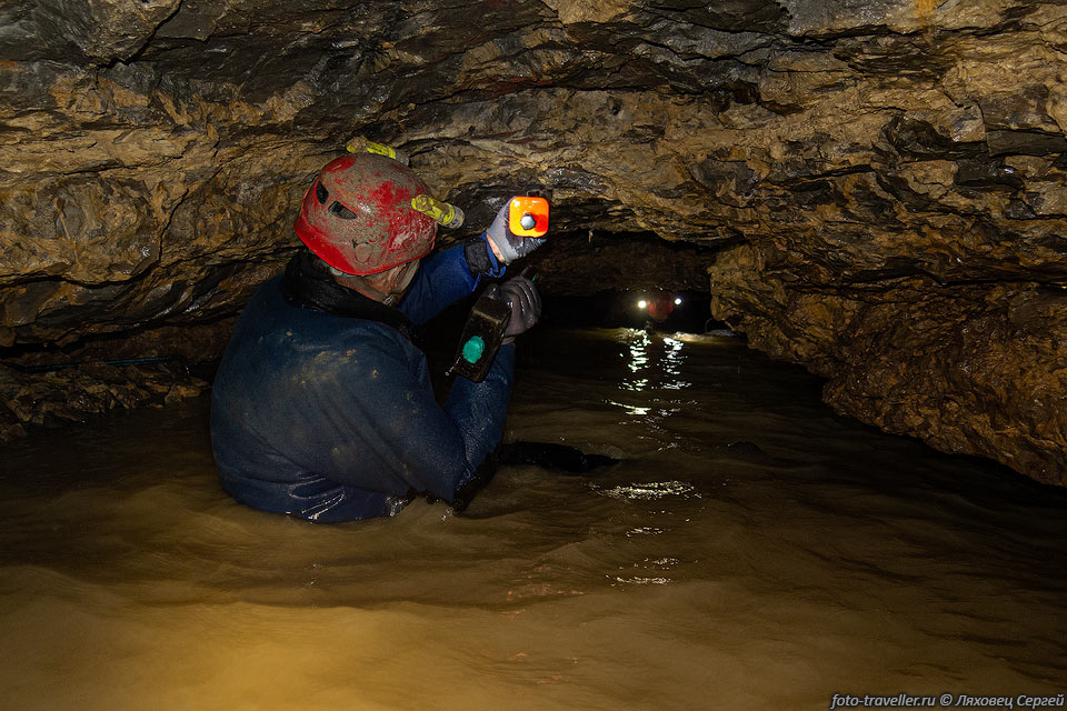 Спуск и расширение сифона в пещере Васильки