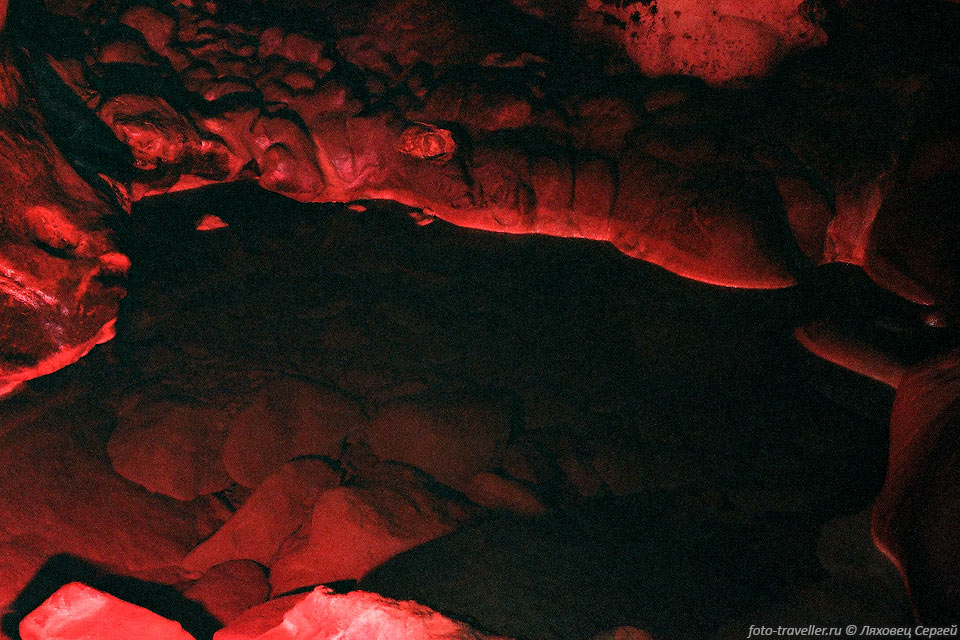 Озеро с красной подсветкой.
Пещера Провал.