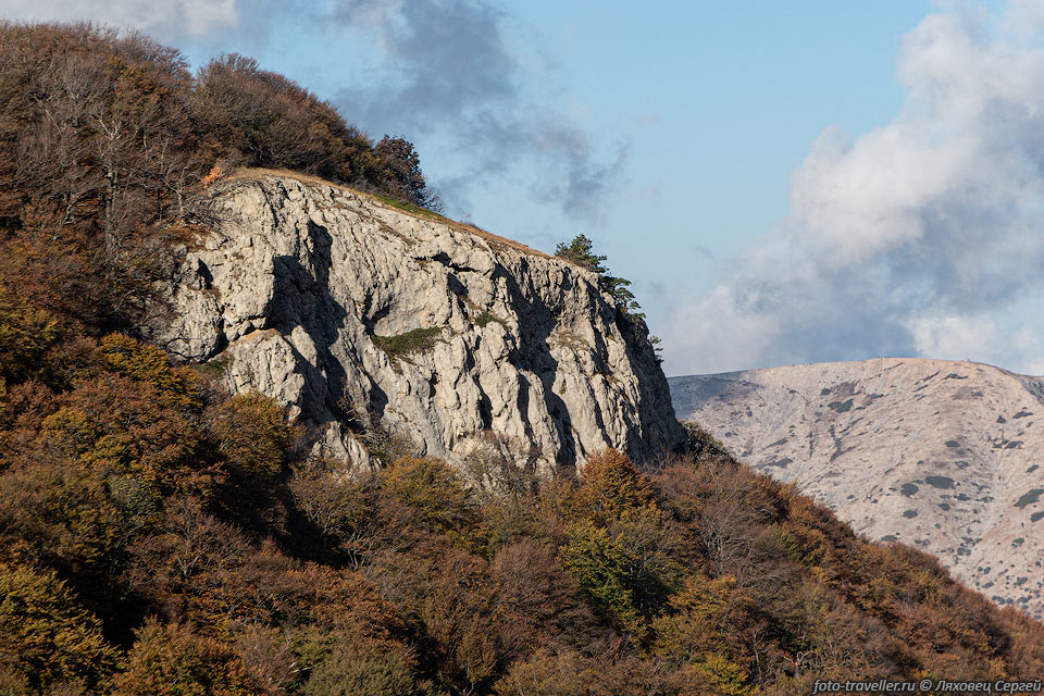 Скала на склоне горы Пахкал-Кая