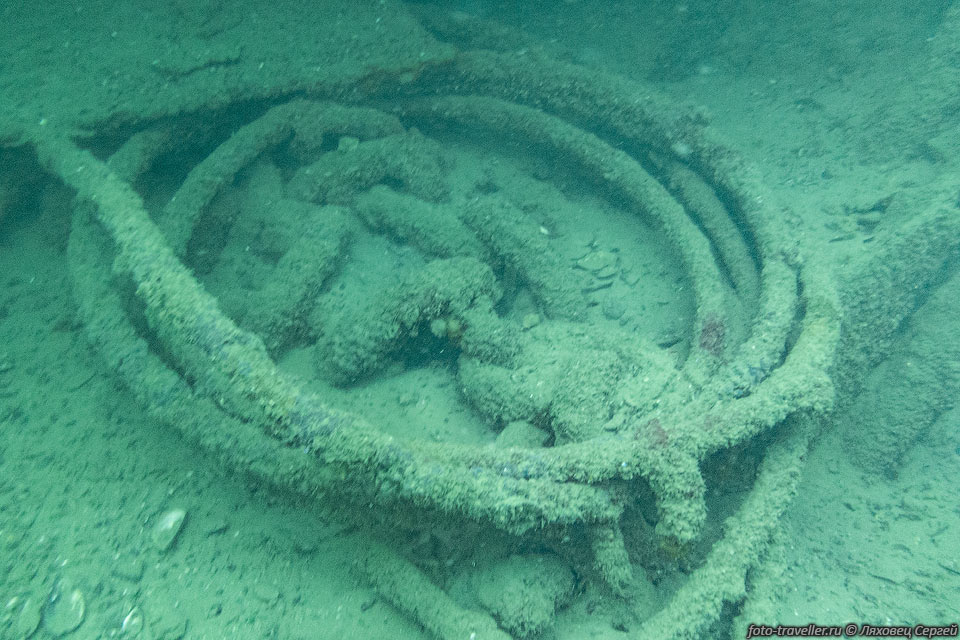  Палуба теплохода находятся на глубине 6 метров. Максимальная 
глубина 15 м.
Теплоход лежит в районе активного судоходства, были случаи столкновения с ним.