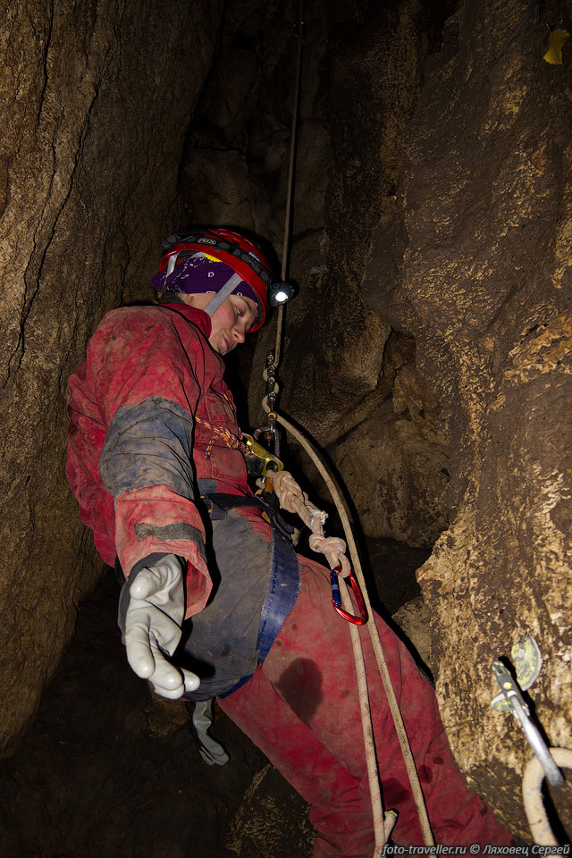 Спуск в пещеру Жемчужная.
Веревка очень жесткая, совсем не едет.
