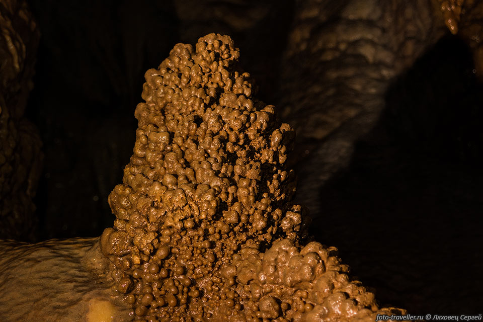 Глубина пещеры Миледи около -400 м.