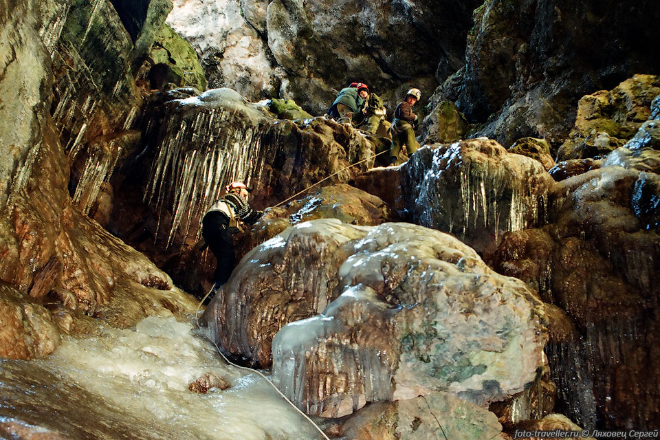 Для спуска в пещеру Большой Бузлук пришлось навесить 100 м веревки