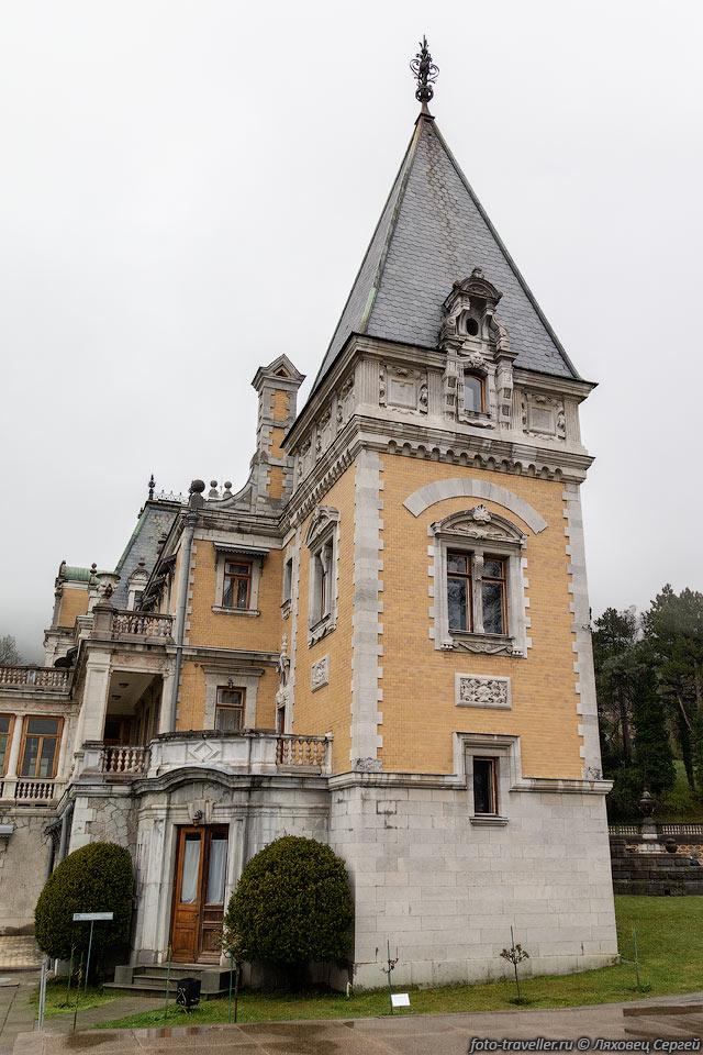 Строительство Массандровского дворца началось в 1881 году по заказу 
князя С.М. Воронцова.
Проект в стиле Людовика XIII был разработан Этьеном Бушаром.