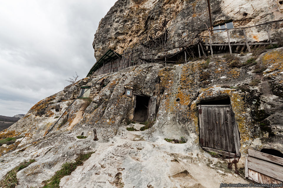 Пещерный монастырь Христа Спасителя Шулдан расположен возле села 
Терновка.
Название переводится как "отдающий эхо", или "неприступное место".
