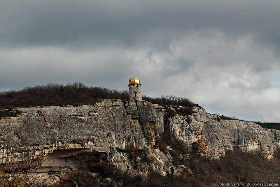 Монастырь Шулдан состоит из множества пещерных помещений расположенных 
в два яруса 