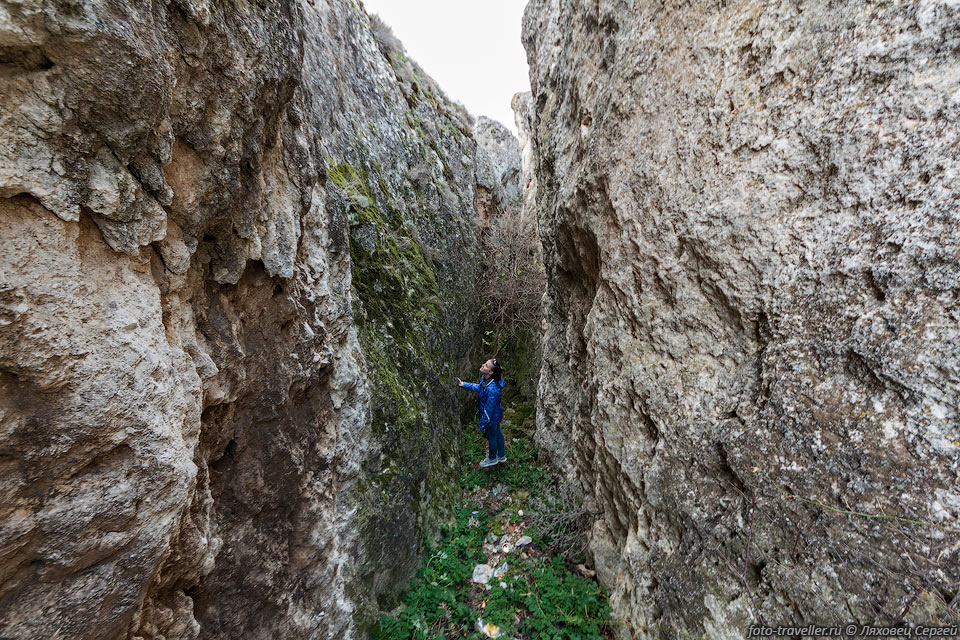 Над пещерой Кырк-Азиз находится возвышенность Барут-Хане с остатками 
скифского городища