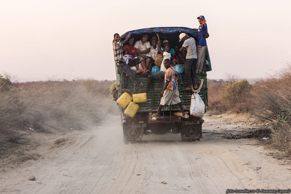 Общественный транспорт на Мадагаскаре часто перегружен