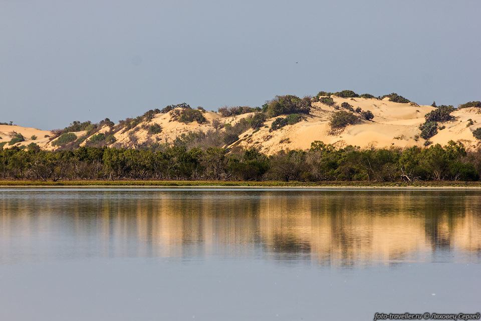 Дюны над озером в парке Киринди-Митеа