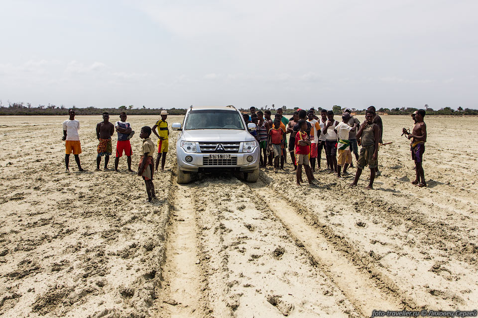 Дорога в Белу-Сюр-Мер проходит через грязевое озеро.
Рядом занимаются производством соли - выпаривают ее в специальных бассейнах.
Это основное производство соли на Мадагаскаре.