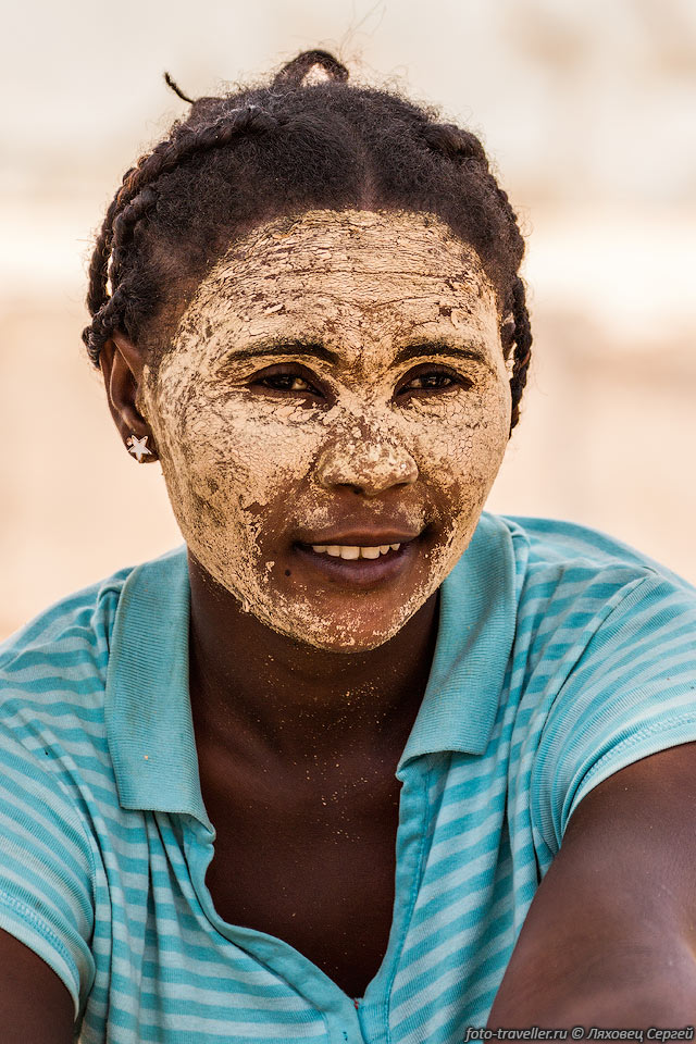 Женщина в маске масундзуани в поселке Белу-Сюр-Мер