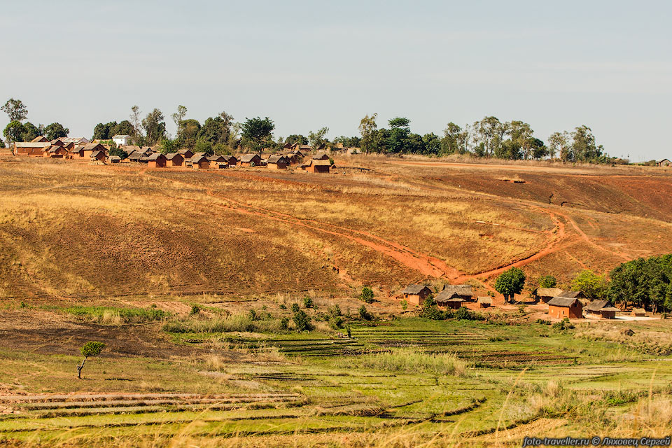 Поселки обычно располагаются на вершине холма, а рисовые поля 
в долине.