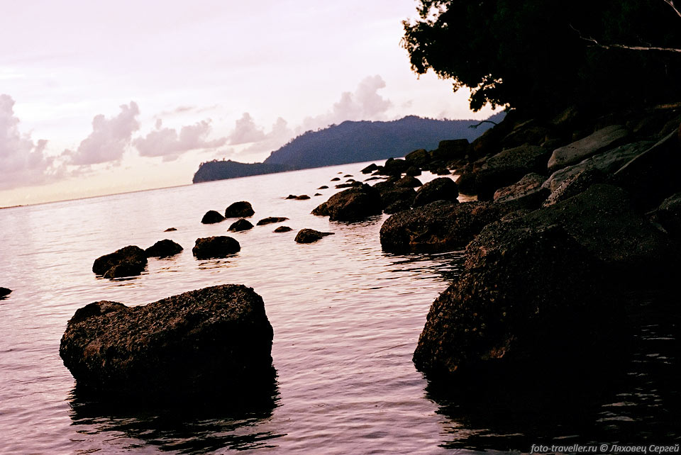 Вид с острова Мамутик на остров Манукан.