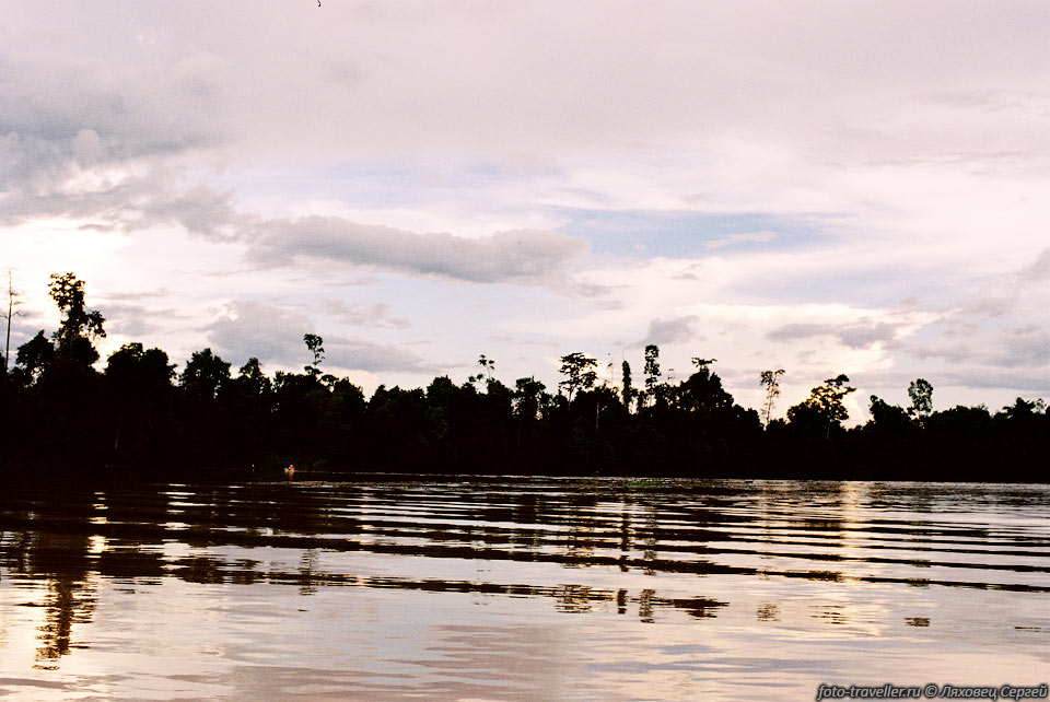 На Борнео речная сеть густая, реки сравнительно короткие, но многоводные 
в течение всего года. Во время ливней расходы и уровни воды резко повышаются. Наиболее 
длинные реки на острове это реки Раджанг, Барам, Кинабатанган. На полуострове 
Малакка реки короче (самая длинная - река Паханг, 320 км). Низовья значительных 
рек судоходны, их дельты часто заболочены.
