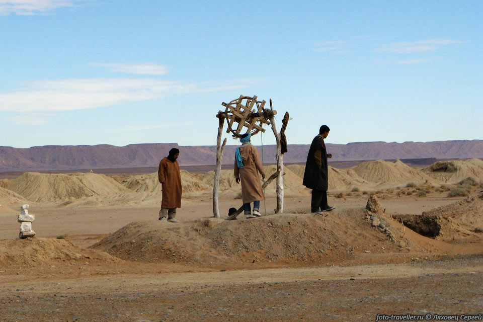 Копание каких-то шахт или ям непонятного назначения
возле поселка Ксар эль Дждид