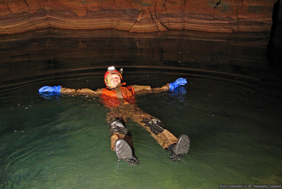 Температура воды около 16°С. 
Во многих местах гладь воды покрыта тонкой кальцитовой пленкой.
Воду видимо можно пить, хотя в пещере в ней плавают испражнения и дохлые летучие 
мыши.