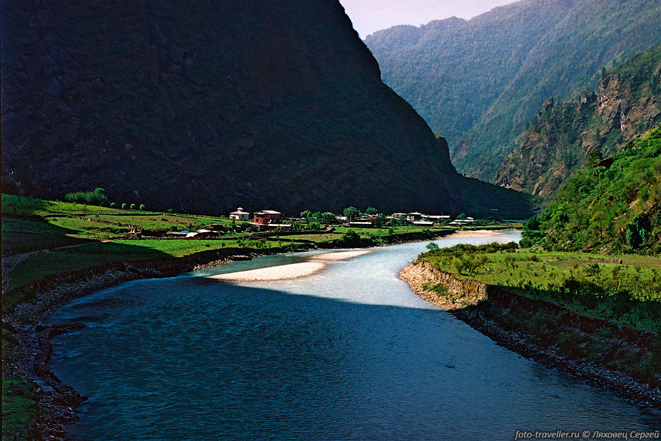 Поселок в низовьях Гималаев
