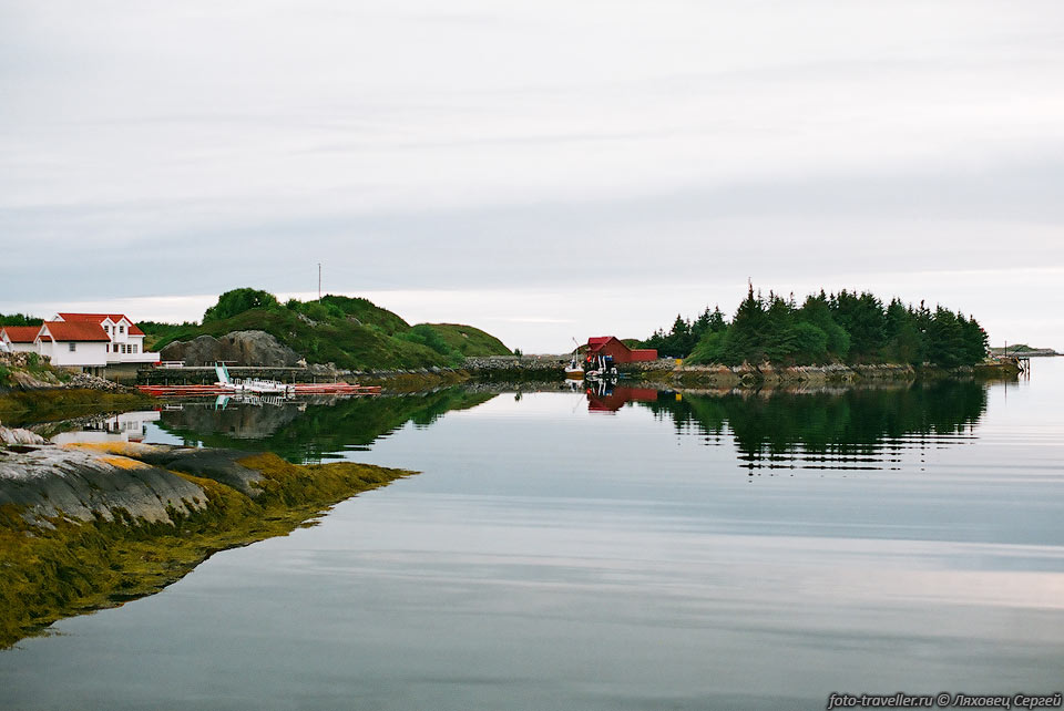 Возле гостиницы расположен старый рыбацкий поселок.
Рыбообрабатывающая промышленность для Норвегии почти так же важна, как и 
добыча нефти и газа.