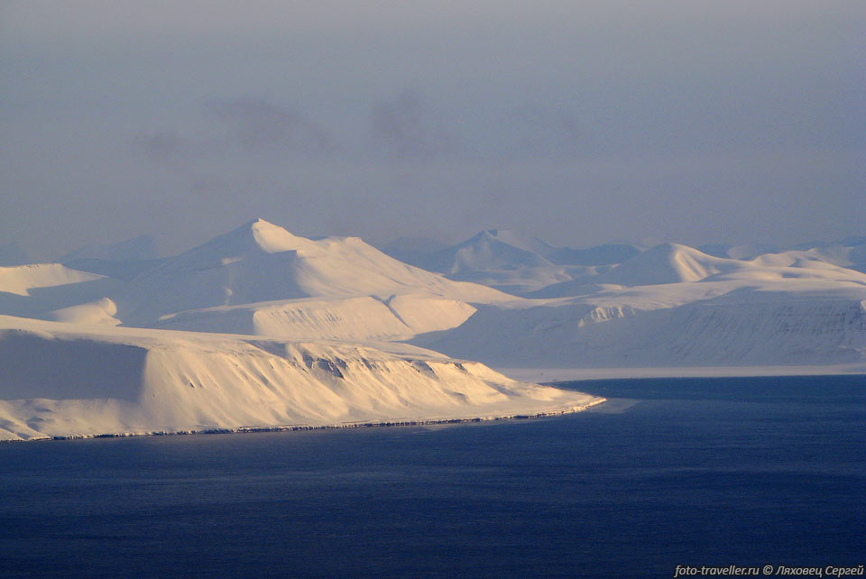 Архипелаг Шпицберген (Spitsbergen) расположен в Северном Ледовитом 
Океане на расстоянии примерно 1300 км от Северного Полюса и служит пересадочным 
пунктом на пути к нему. Название архипелага по-норвежски Свалбард (Svalbard) и в 
переводе означает "холодные берега". С 1194 года некий Свалбард упоминается в норвежских 
летописях. Но нет уверенности, что имелся в виду именно сегодняшний Свалбард. В 
1596 году острова вновь открыты голландцем Виллемом Баренцем, который дал острову 
название «Шпицберген», что в переводе означает «острые горы». Баренц обнаружил в 
районе острова большое количество моржей и китов, что впоследствии привело к многочисленным 
промысловым экспедициям и поставило их на грань истребления.