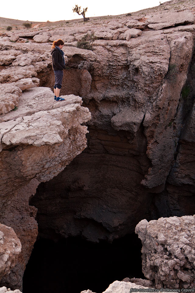 Пещера Меджлис Аль-Джинн (Majlis Al-Jin Cave).
Название переводится как "Место встречи джинов".