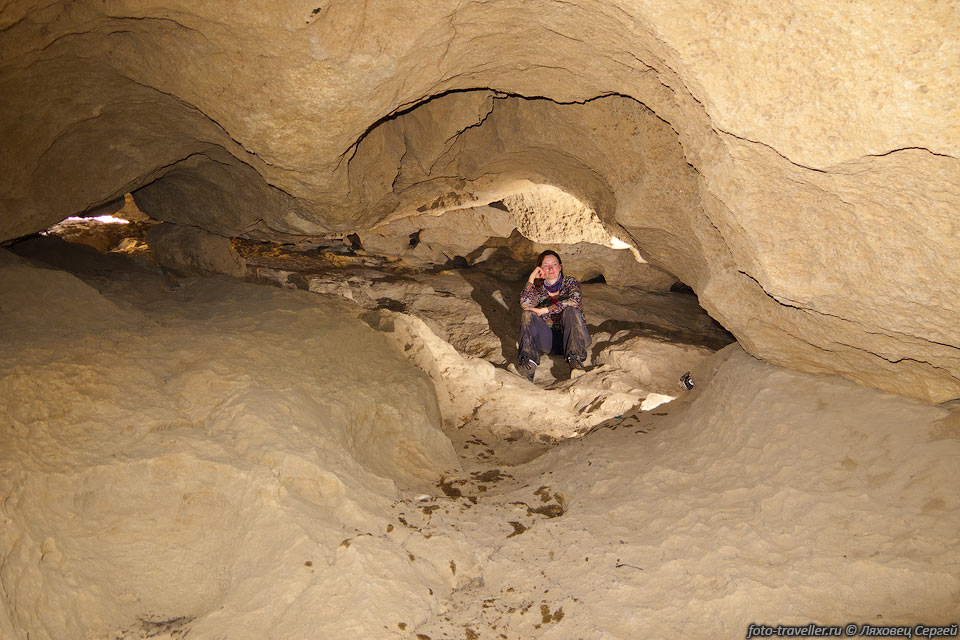 Пещера Микил (Miqil, Moqal Cave) находится в русле Вади 
Бани Халид (Wadi Bani Khalid).