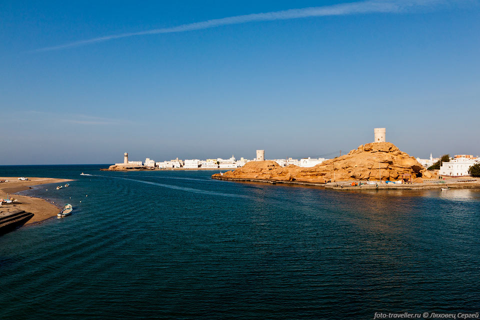 Красивые башенки. Вход в гавань.
Сторожевые башни в Омане встречаются часто и торчат на ключевых вершинах.