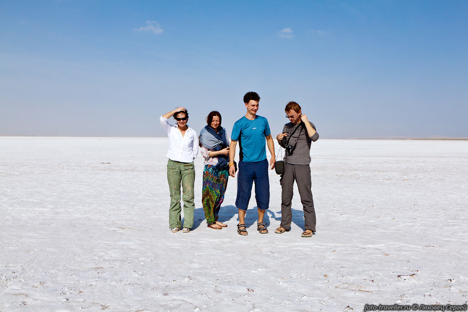 Белая поверхность соленого озера возле поселка Кьюрун 
(Qurun)