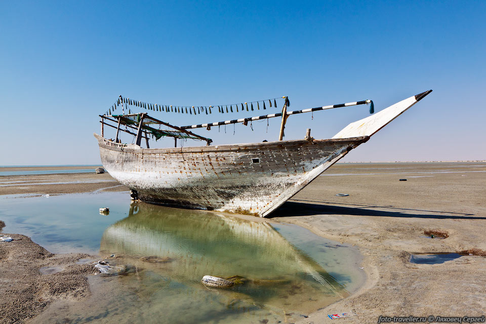 Старое судно.
Залив Габбат Хашиш (Ghubbat Hashish, Ghubbat al Hasni).