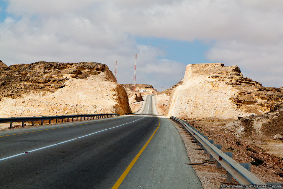 В Омане основные дороги очень хорошие, часто даже освещены.
Электричество тут не экономят, хорошо светятся даже совсем мелкие поселки.