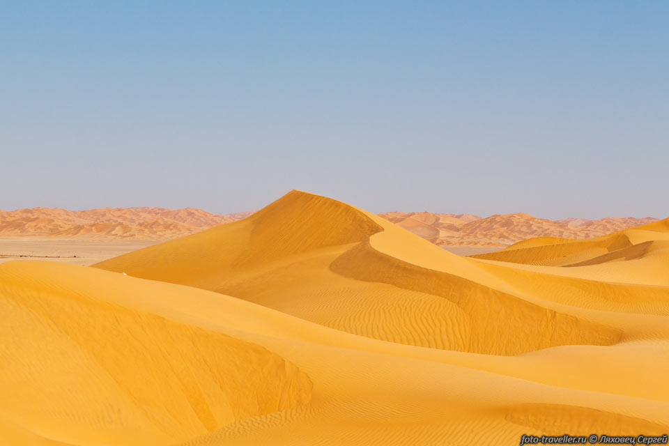 Песок лежит поверх гравия или гипса, высота дюн достигает 250 
м.