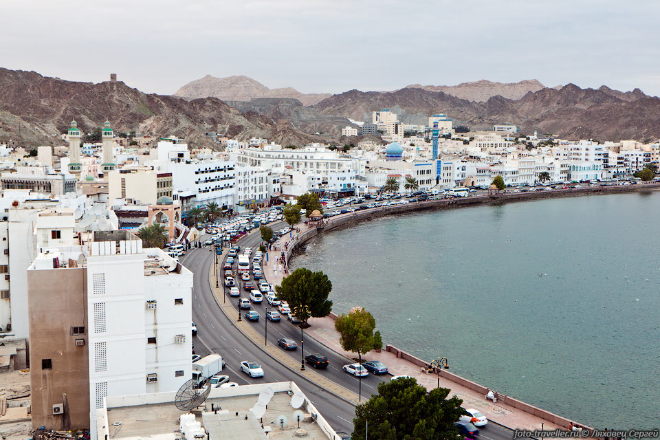 Столица Омана - это крупнейший в стране морской порт, а также 
центр сухопутных дорог.