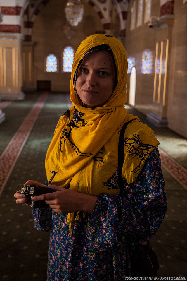 При посещении мечети девушкам обязателен платочек