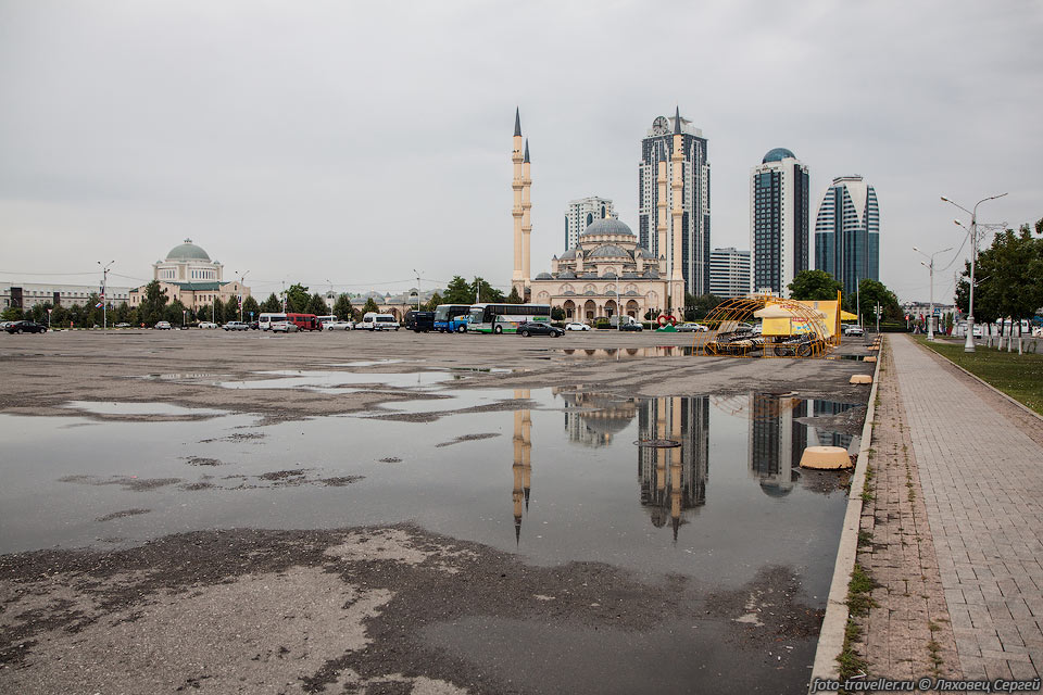 Площадь с парковкой возле мечети "Сердце Чечни" в Грозном