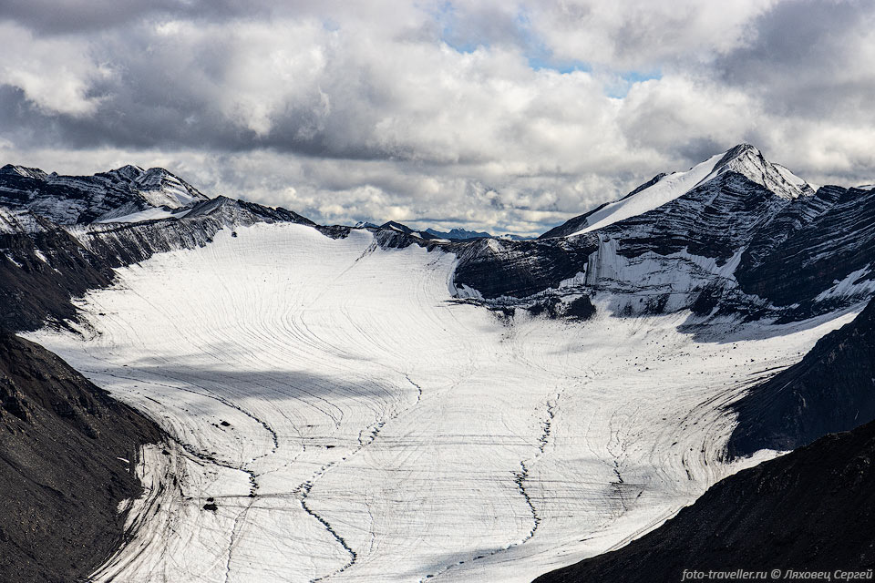 Ледник Палатка (№3) является одним из самых крупных ледников хребта 
Сунтар-Хаята - его длина 5,4 км, площадь 4,4 км2