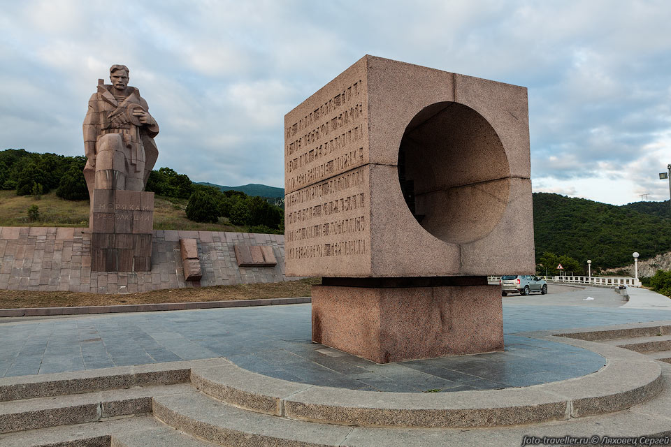 Памятник затопленным кораблям и памятник морякам Революции "Погибаю, 
но не сдаюсь"