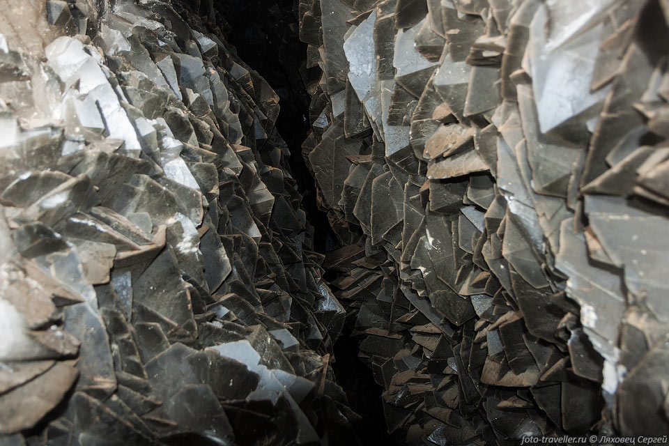 На Даховском месторождении руды принадлежат уран-арсенидной формации,
ранее именовавшейся "пяти - элементной" по главным компонентам: уран - серебро - 
висмут - кобальт - никель