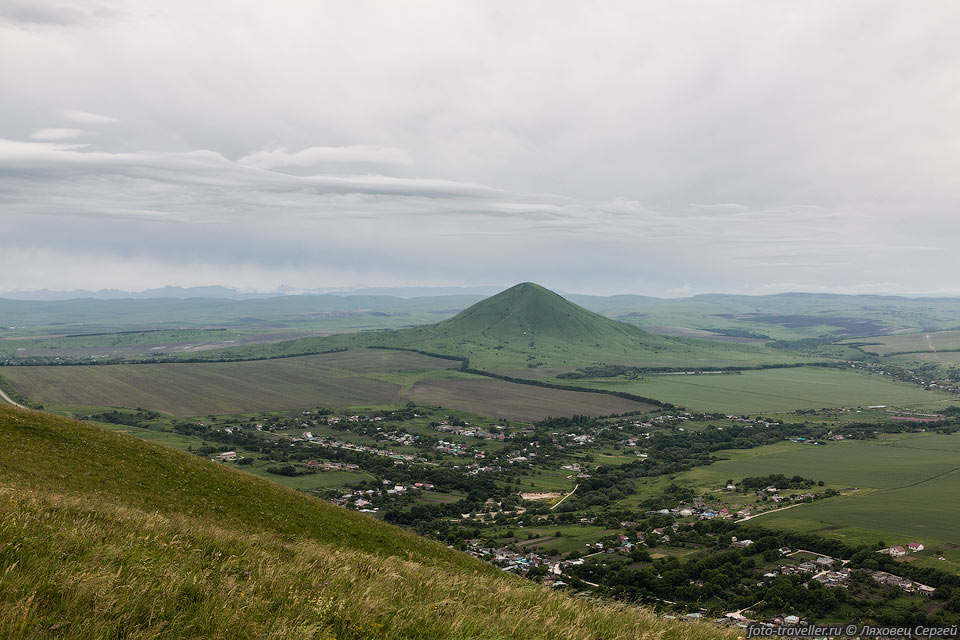 Вид с горы Джуца (Юца) 1-я (973 м) на Джуца (Юца) 2-я