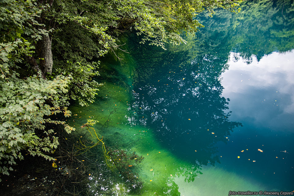 Нижнее Голубое озеро (Церик-Кёль, Черек-Кёл) имеет зеленовато-голубой 
цвет и постоянную температуру воды в 9,3 °C,
 вода содержит растворённый сероводород.