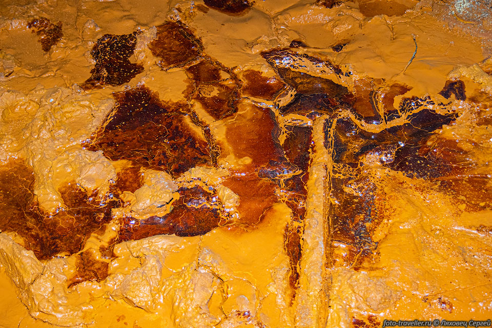 Оранжевая грязь в Архонском руднике, в штольне на горизонте №2