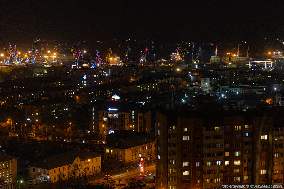 Город Мурманск ночью