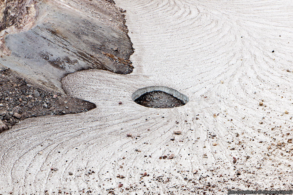 Протаявший снежник внизу кратера