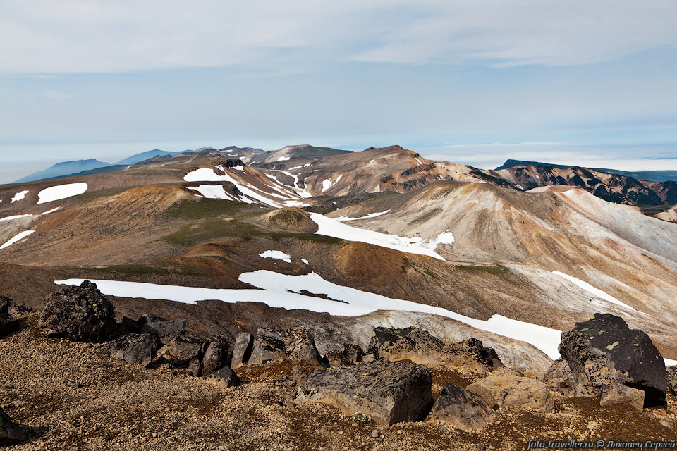 Вид с вершины вулкана Вернадского на север.
Справа белый кратер вулкана Билибина, вдали вулкан Козыревского.
