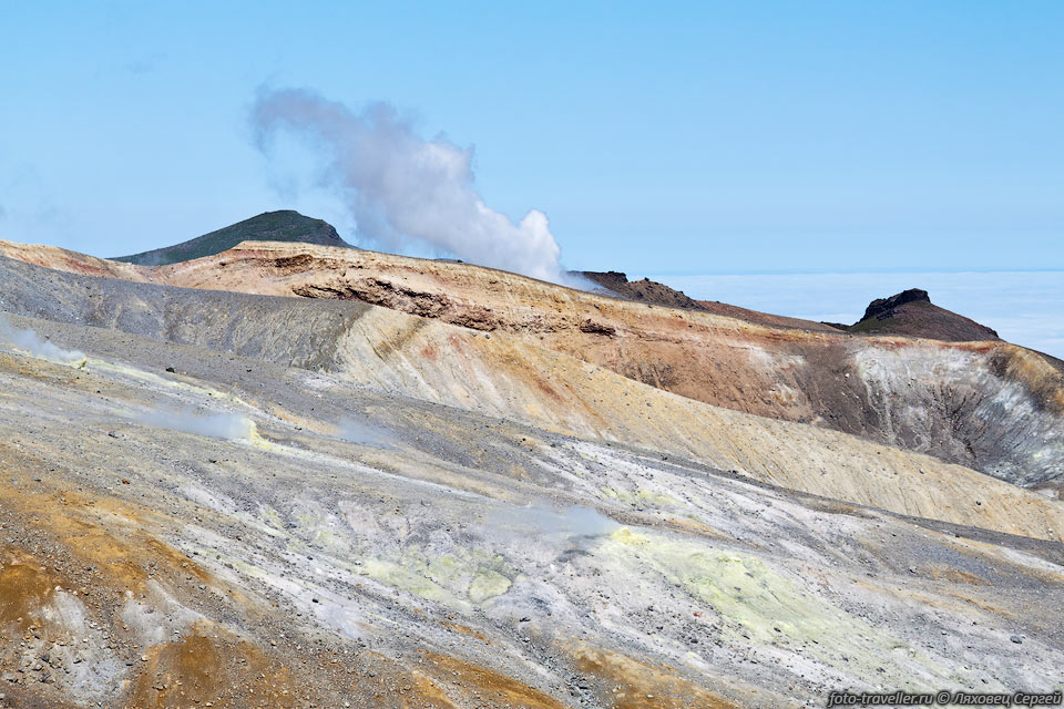 Серные склоны вулкана Эбеко.