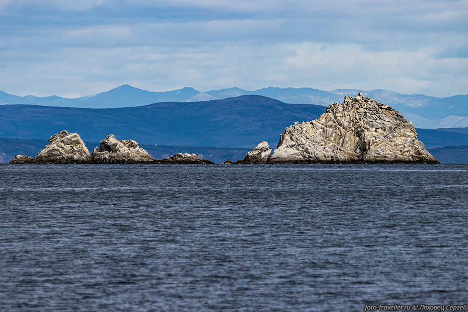 Острова Три Брата.
Аналогичные острова с таким-же названием есть в Авачинской бухте на Камчатке.