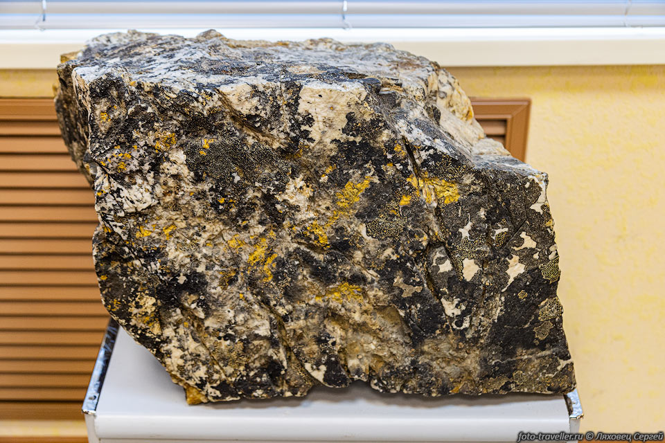 Огромный камень с золотом.
Использовался геологами в качестве стула, пока не был перевернут.