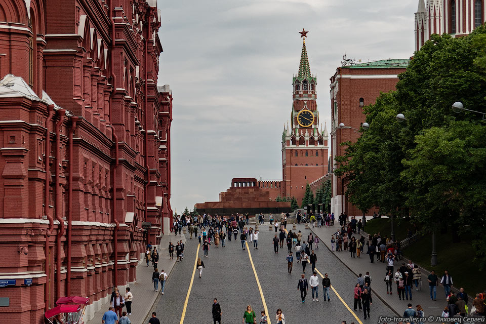 Во время Великой Отечественной войны Кремль был замаскирован.
На стенах были изображены улицы и фасады других зданий, зелёные крыши перекрашены, 
рубиновые звезды погашены и укрыты.
Мавзолей был спрятан под двухэтажное бутафорское строение.