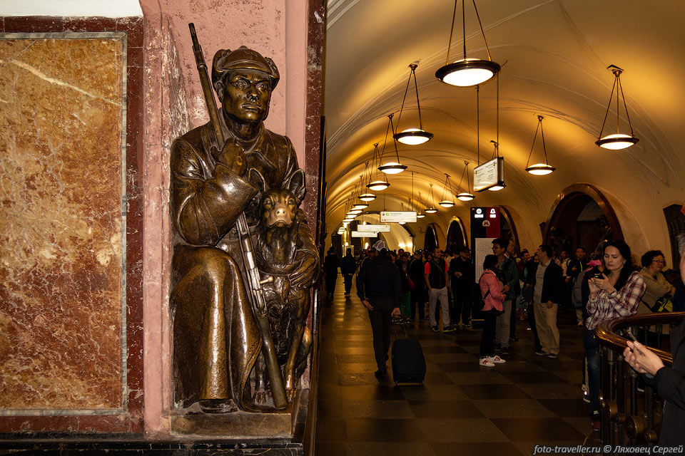 Пограничник с собакой на станции Площадь Революции Московского 
метрополитена.