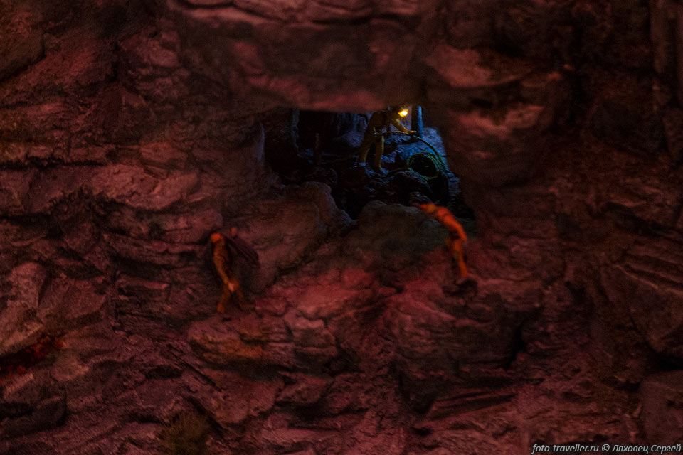 Спелеолог в пещере