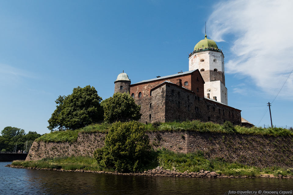 Выборгский замок был возведён на небольшом острове.
Является древнейшим из выборгских укреплений (13 век). 