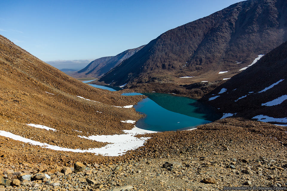 Цепочка озер в истоках ручья Хороташор (Харуташор).
Вид с подъема на перевал Пайер Северный.
